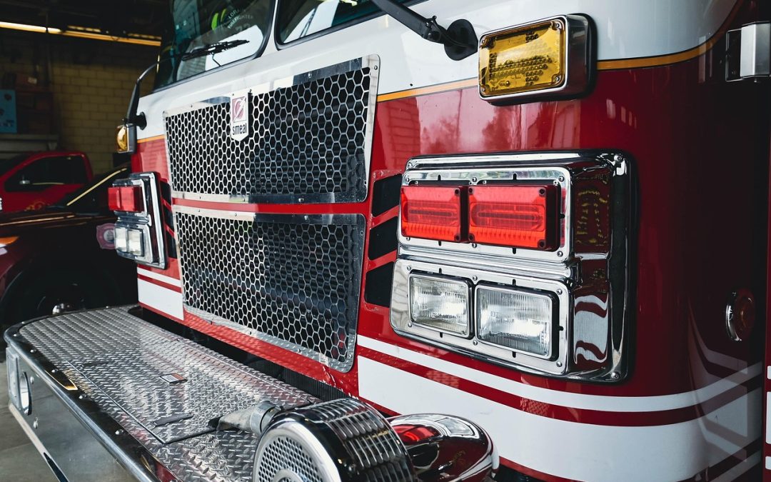 Dinas Damkar Tanah Bumbu Bersihkan Tumpahan Oli di Jalan Protokol